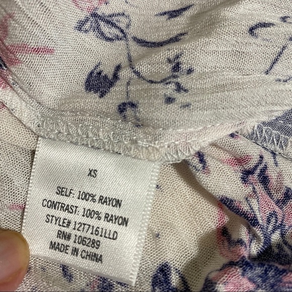 Francesca’s Blue Rain NWT floral Mauve Bria top - Picture 8 of 8